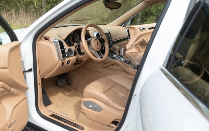 Porsche Cayenne cena 199800 przebieg: 215000, rok produkcji 2015 z Warszawa małe 742